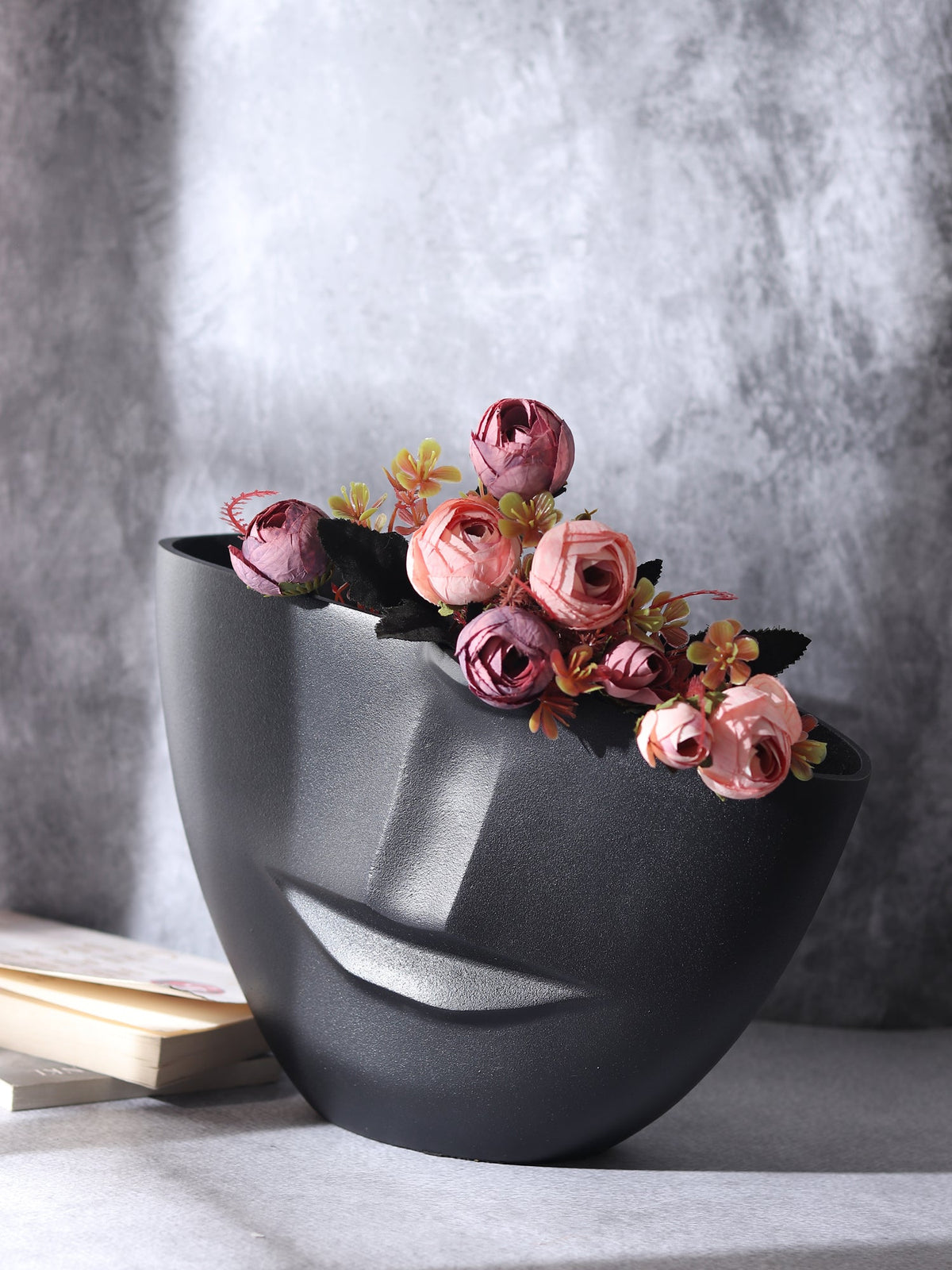 The amused Face Vase in Black M.M.I. OVERSEAS
