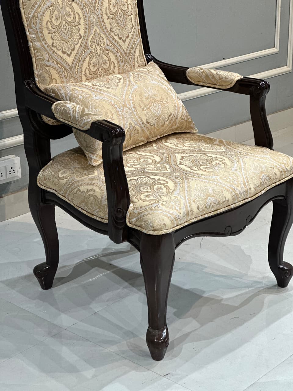 Albryna Wide Armchair