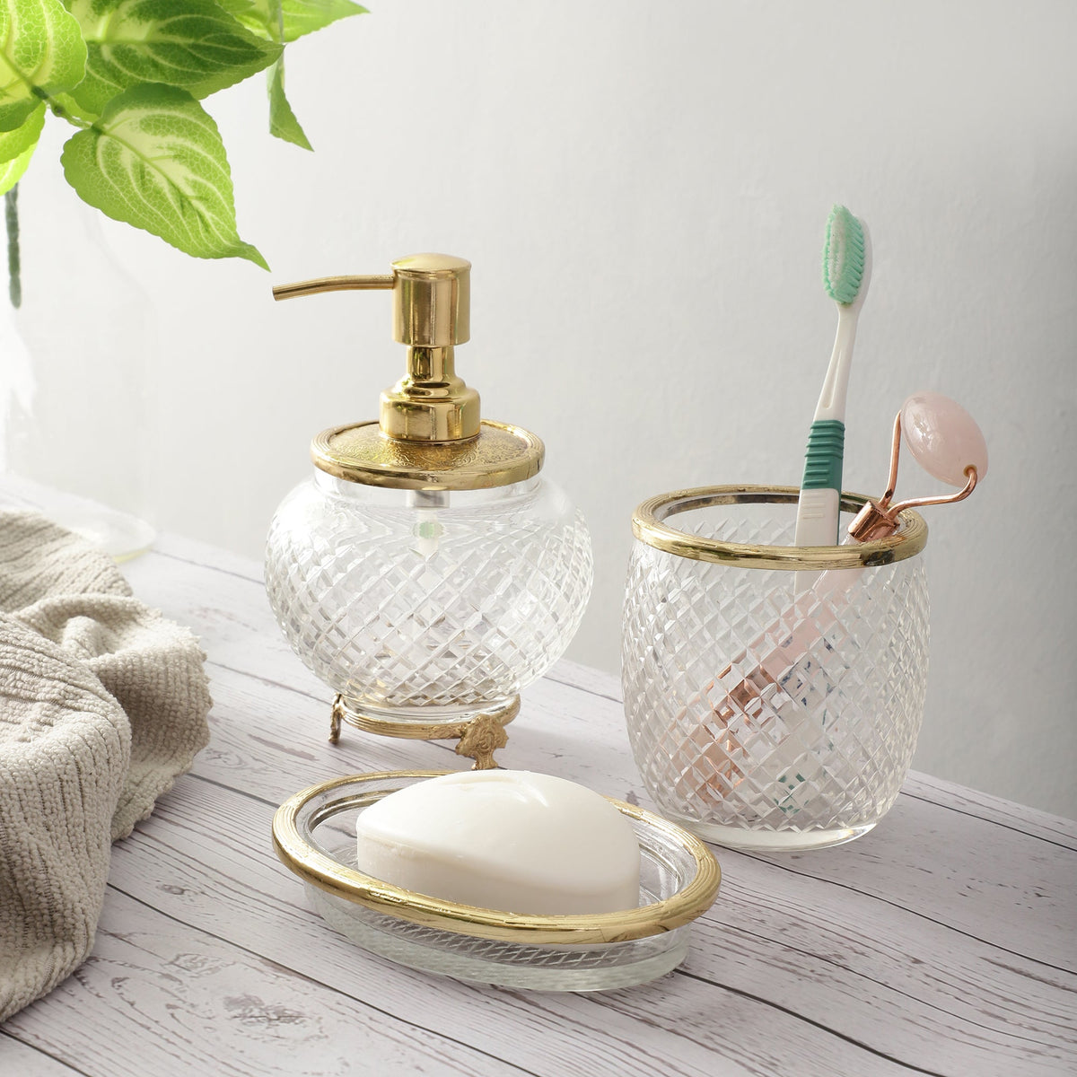 Ava crystal Cut bathroom set in gold M.M.I. OVERSEAS