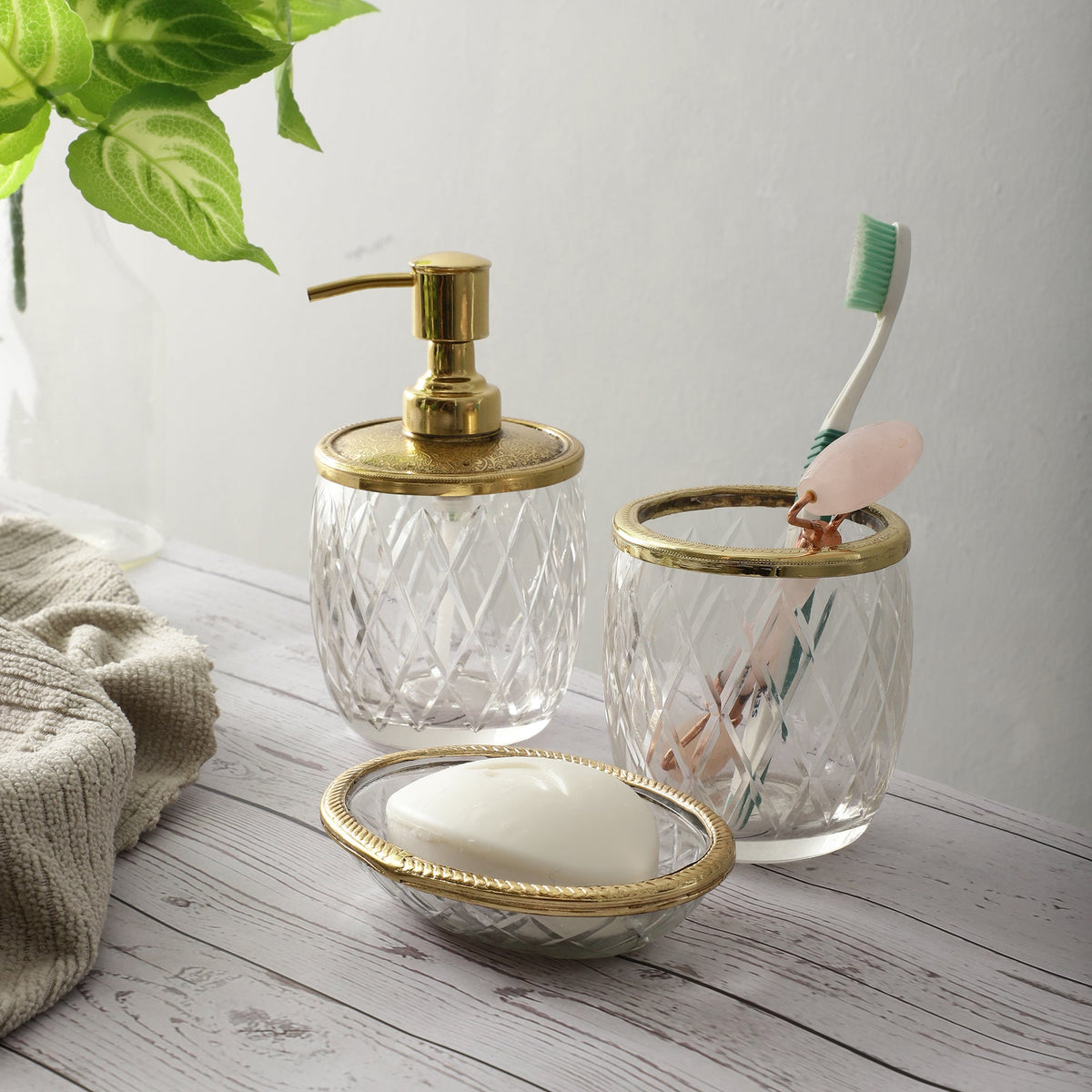 Olivia Daimond Crystal Cut bathroom set in gold M.M.I. OVERSEAS