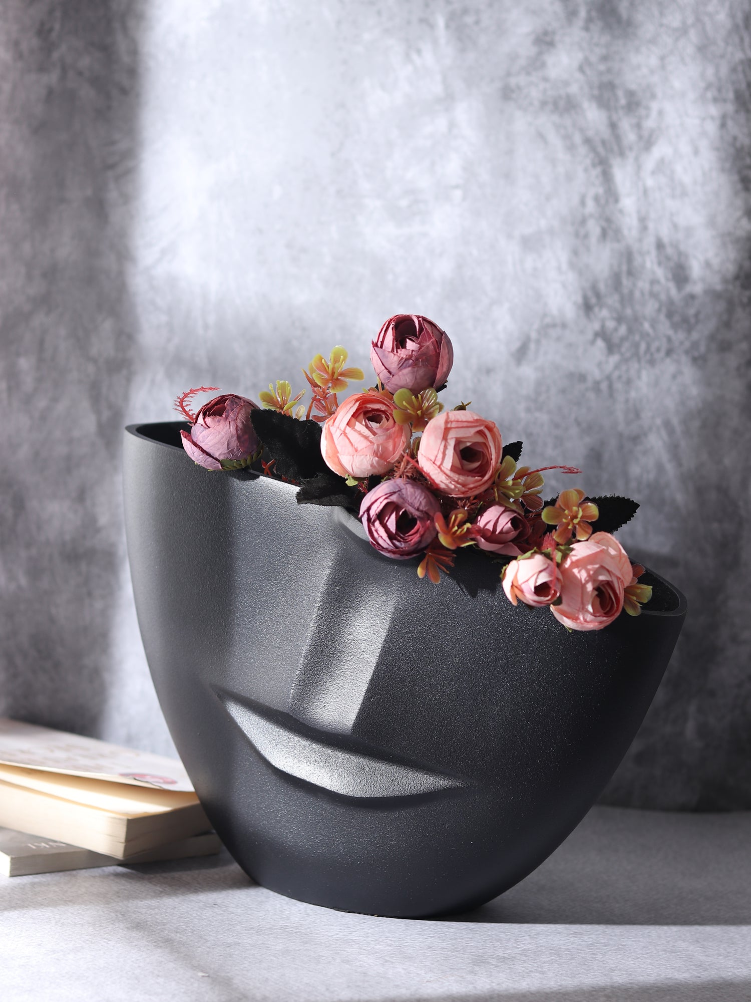 The amused Face Vase in Black