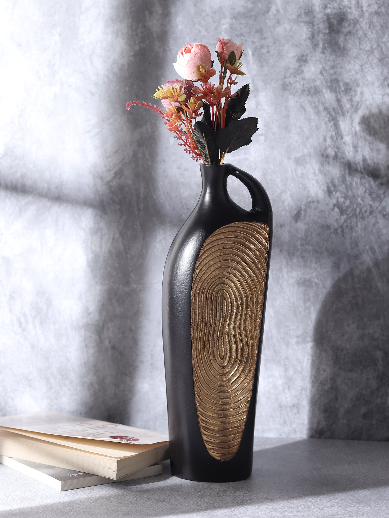 Alloy Art Vase in Black Gold