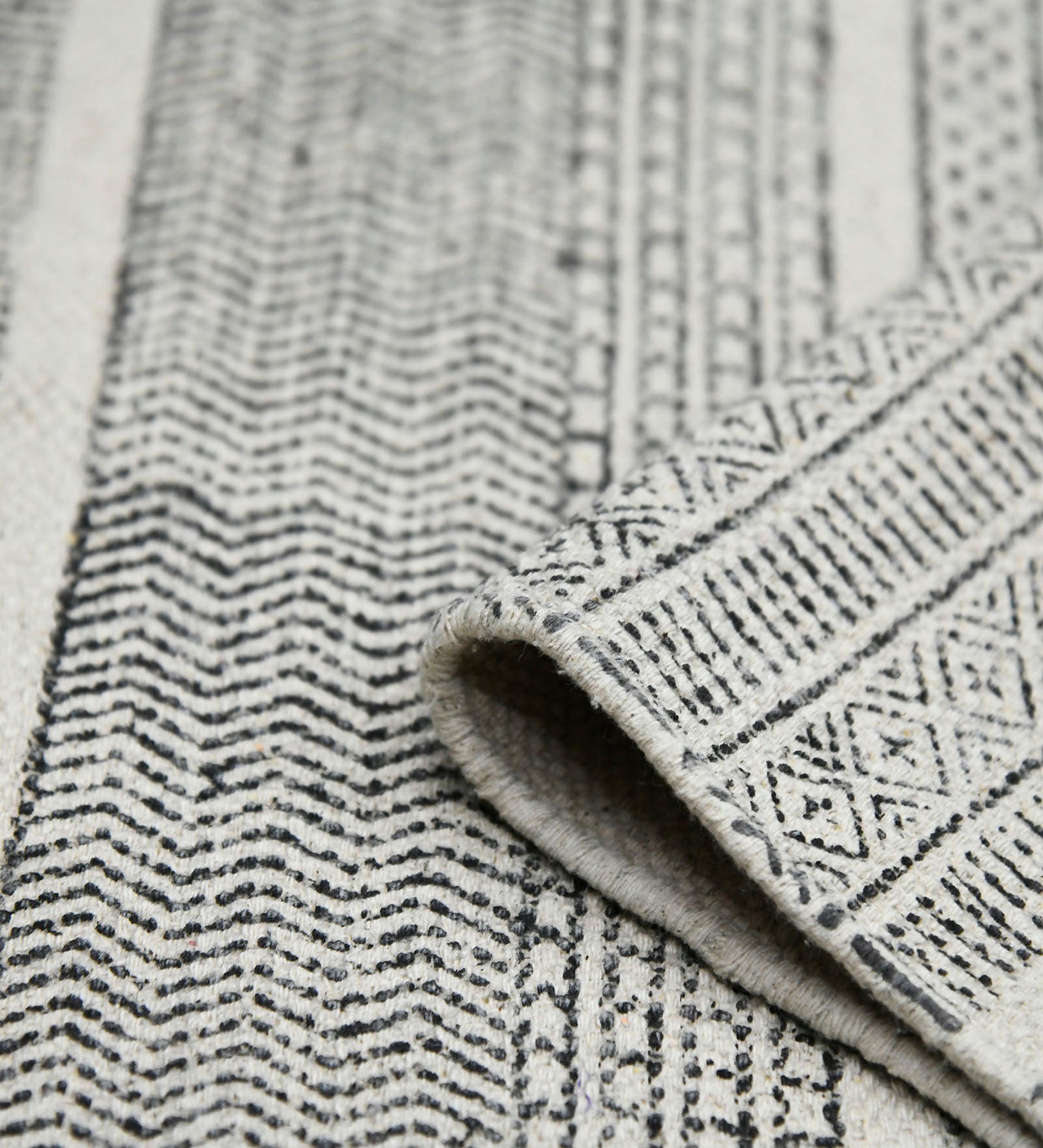 Dune Modern Pattern Hand Woven  Rectangle Anti-Skid Designer Carpet, Prayer Rug For Office Cabins, Small Living Spaces - 2'x3'