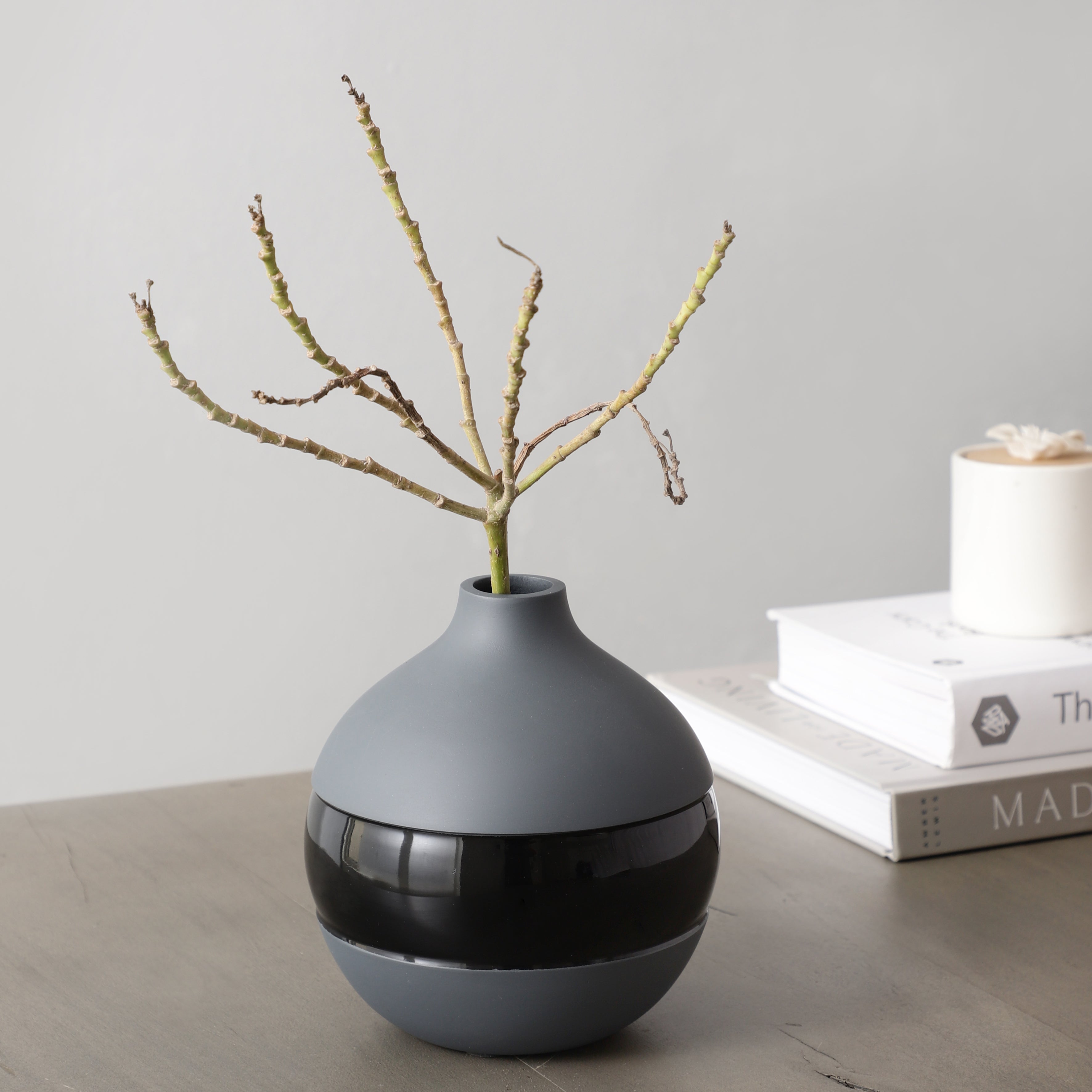 Klova Graphite Vase with Black Enamel